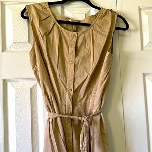 Super cute lightweight sleeveless button down dress with optional belt